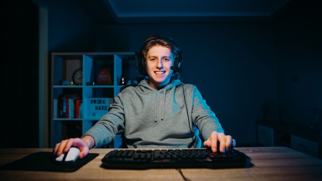 Gamer con audífonos y teclado