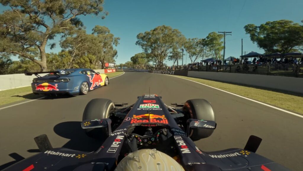 Daniel Ricciardo a bordo de auto de Red Bull en rally por Australia