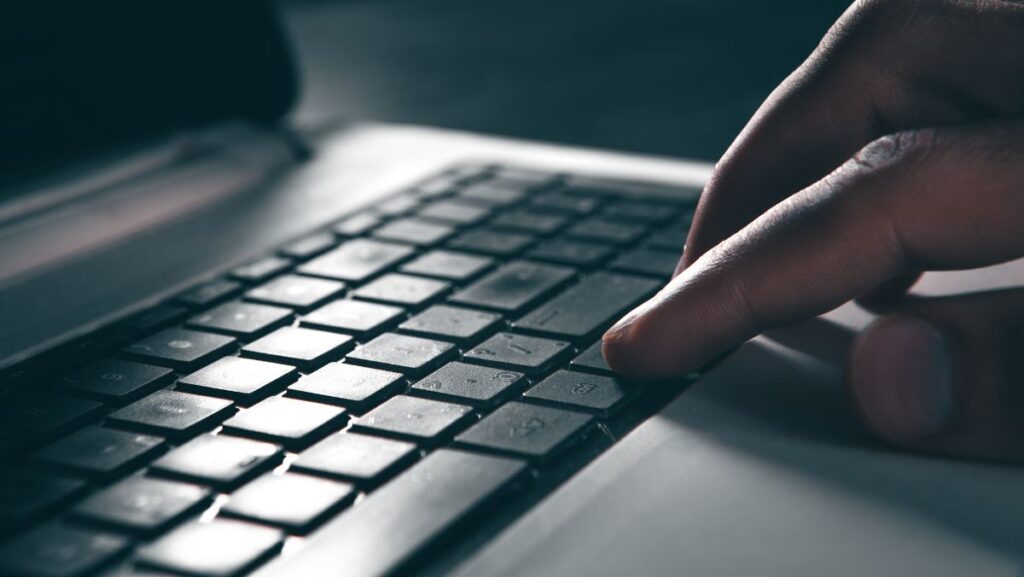 Persona escribiendo en teclado de computadora