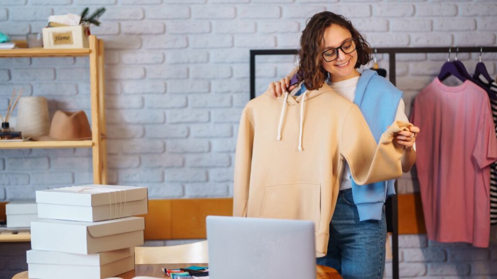 Mujer que va a vender ropa por Internet