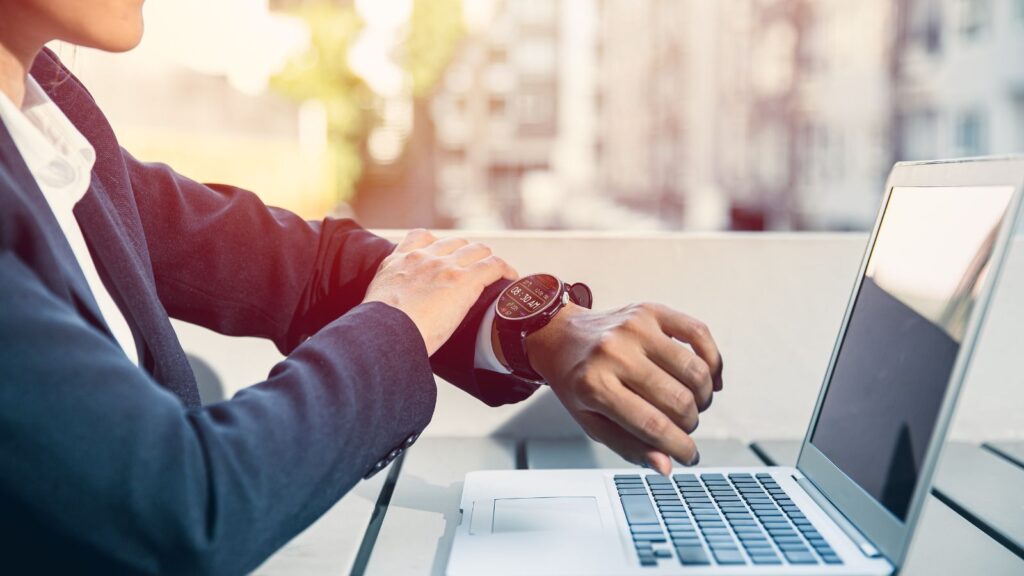 Hombre con smartwatch