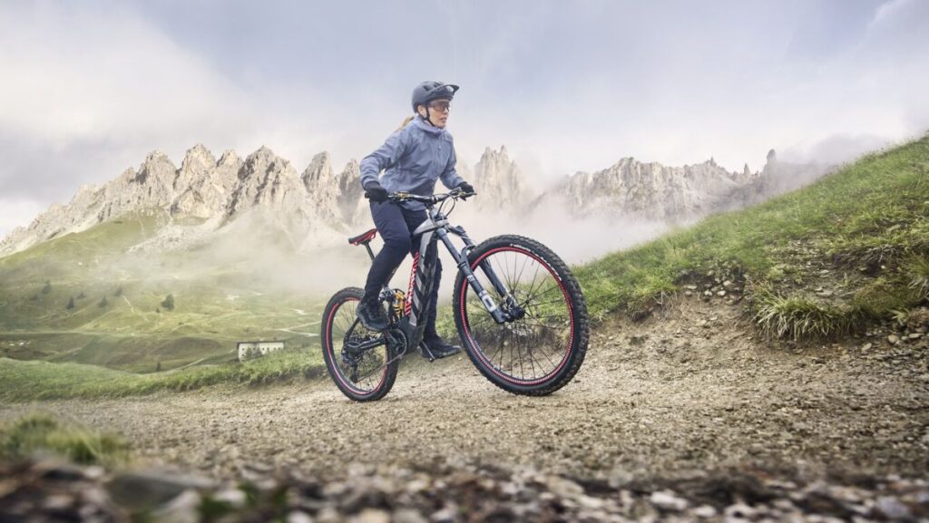 Mujer usando e-bike de Audi