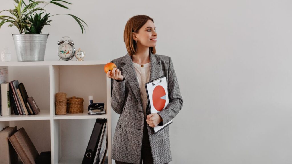 Mujer en la oficina con look formal