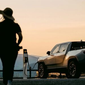 Lee más sobre el artículo Rivian abre su red de carga eléctrica a otras marcas: ¿qué significa esto para el futuro de la movilidad?