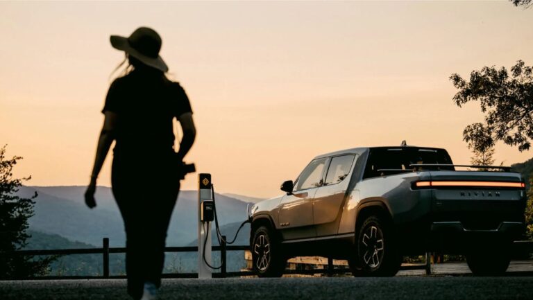 Lee más sobre el artículo Rivian abre su red de carga eléctrica a otras marcas: ¿qué significa esto para el futuro de la movilidad?