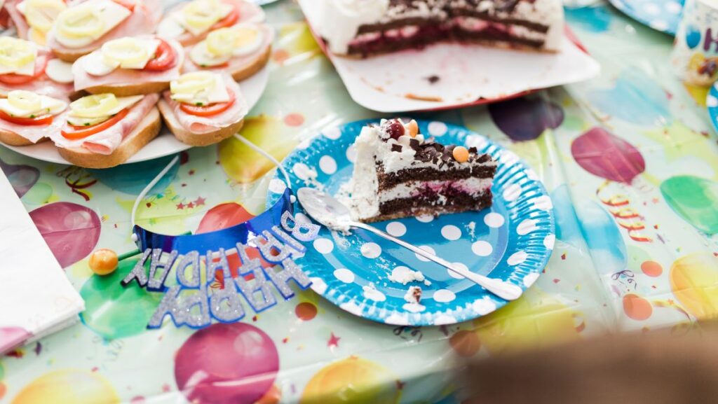 Pastel y comida en fiesta de cumpleaños