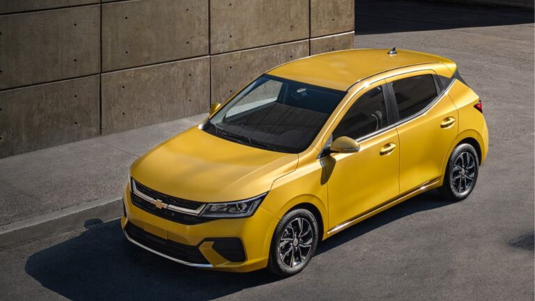 Lee más sobre el artículo Chevrolet Aveo Hatchback 2024: El subcompacto se reinventa con un diseño moderno y mejor equipamiento ¿Es buen carro?