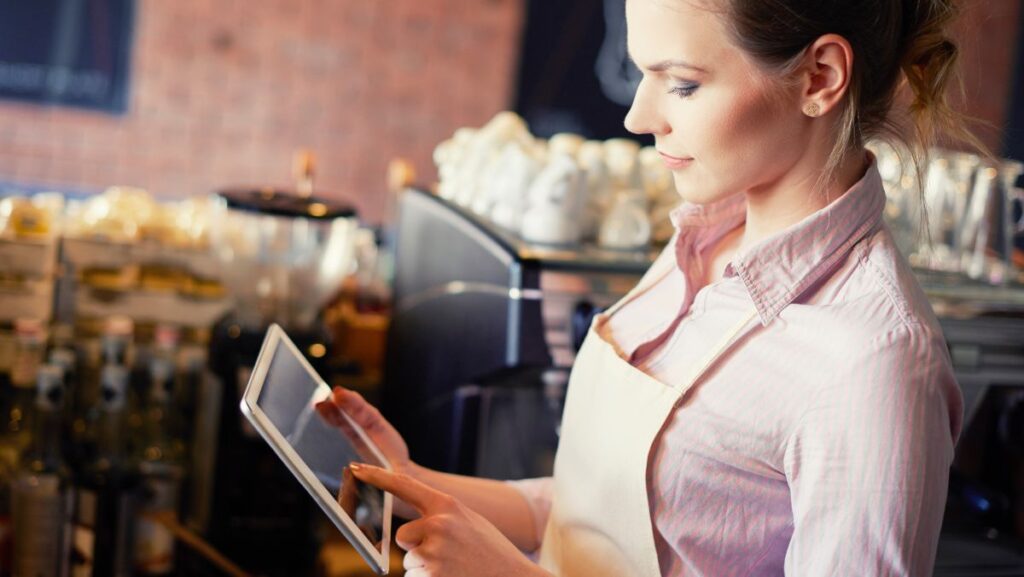 Mujer administrando su negocio en una tablet