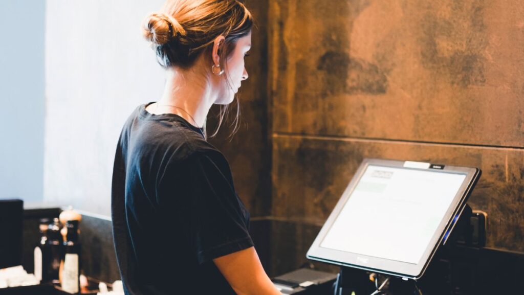 Mujer administrando negocio en una computadora