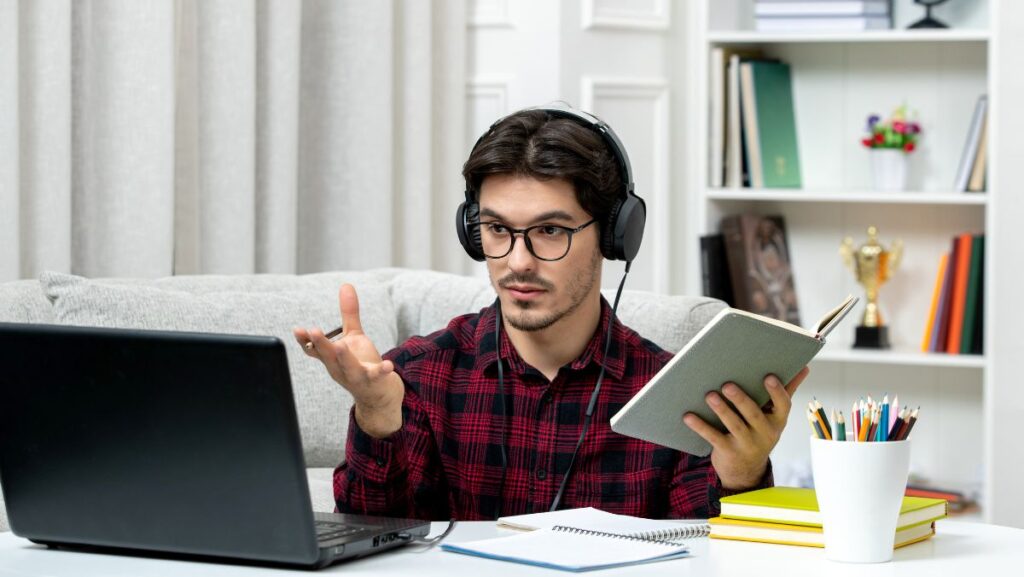 Hombre estudiando online