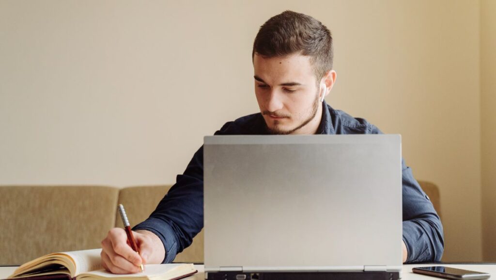 Hombre estudiando en línea