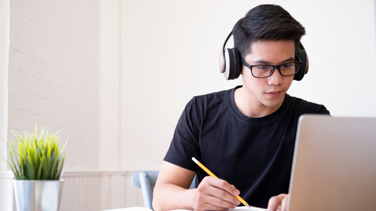 Guía para estudiar una maestría en línea: beneficios, requisitos y opciones