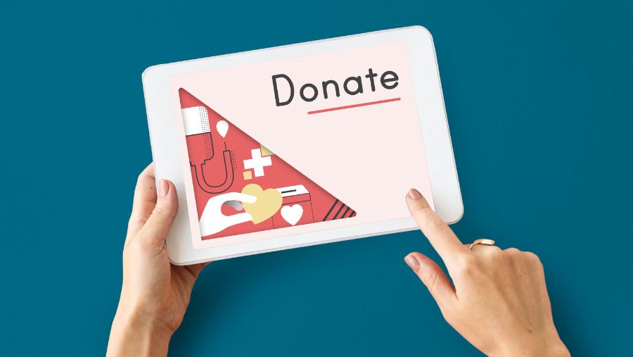Persona haciendo donación en tablet