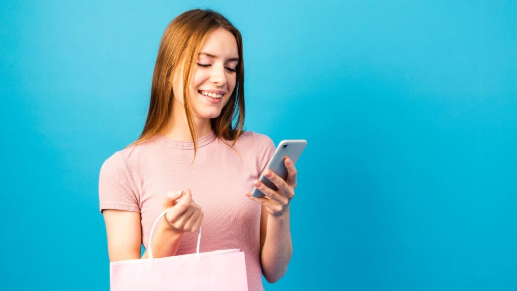 Mujer comprando vía smartphone