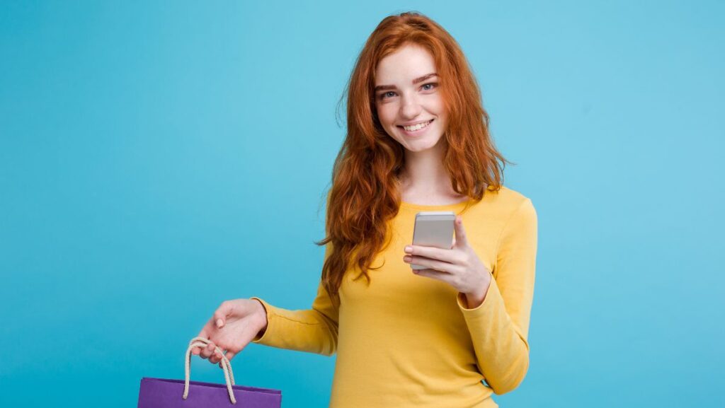 Mujer comprando vía smartphone
