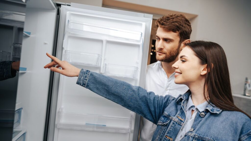 Pareja viendo un refrigerador