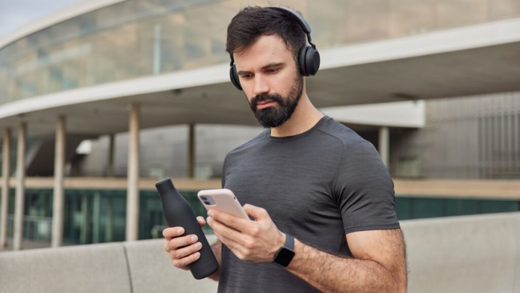 Hombre con audífonos haciendo ejercicio