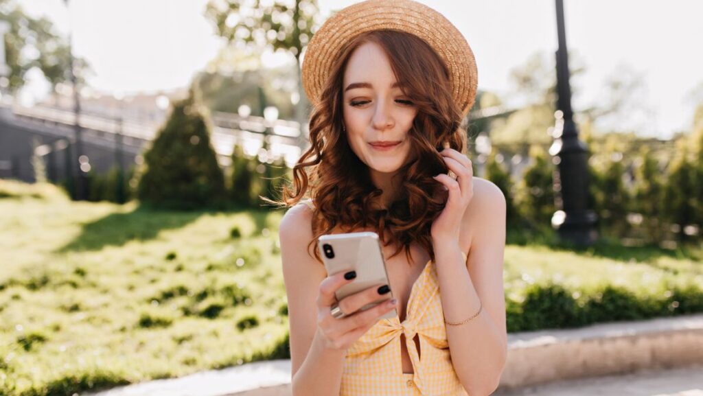 Mujer viendo sitio web de moda