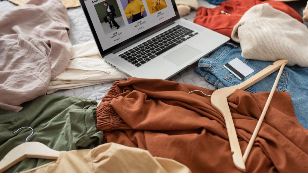 Mujer comprando ropa online