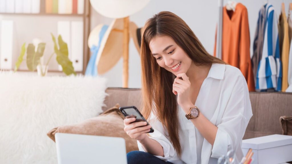 Mujer comprando online