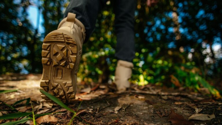 Lee más sobre el artículo Beneficios de usar botas de trekking para tu salud y bienestar