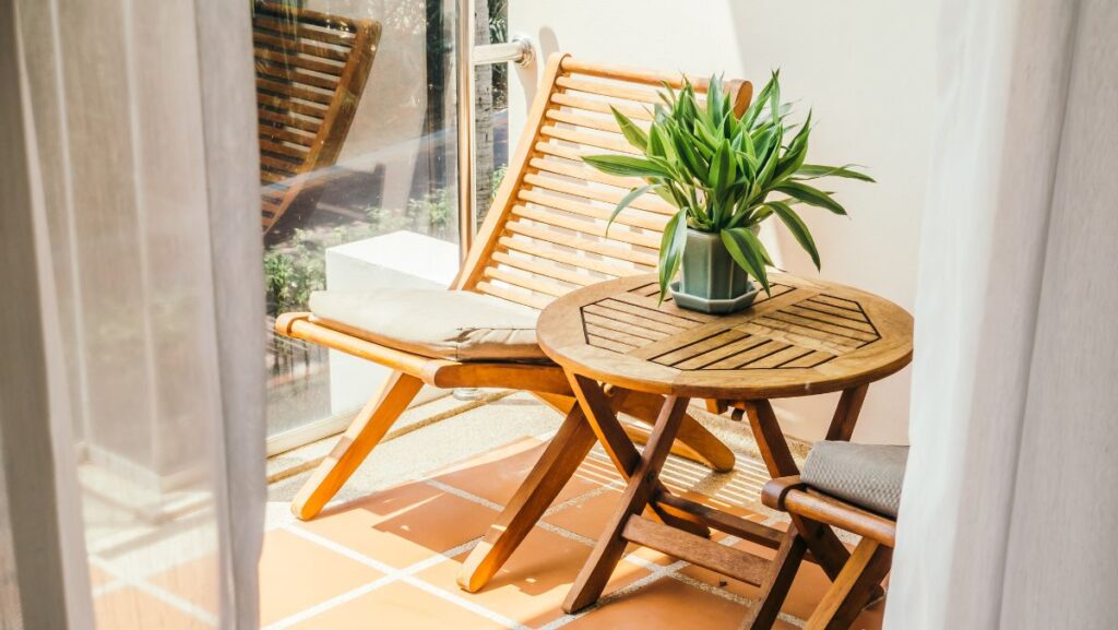 Terraza con muebles de madera