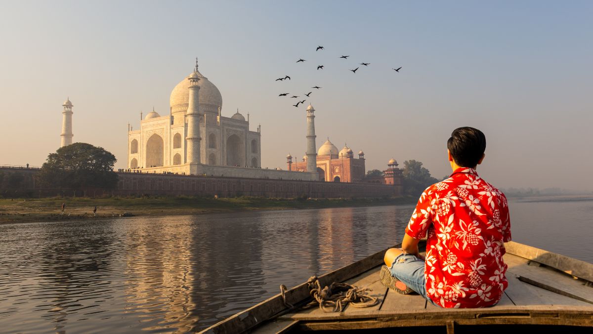 Hombre viendo el Taj Mahal