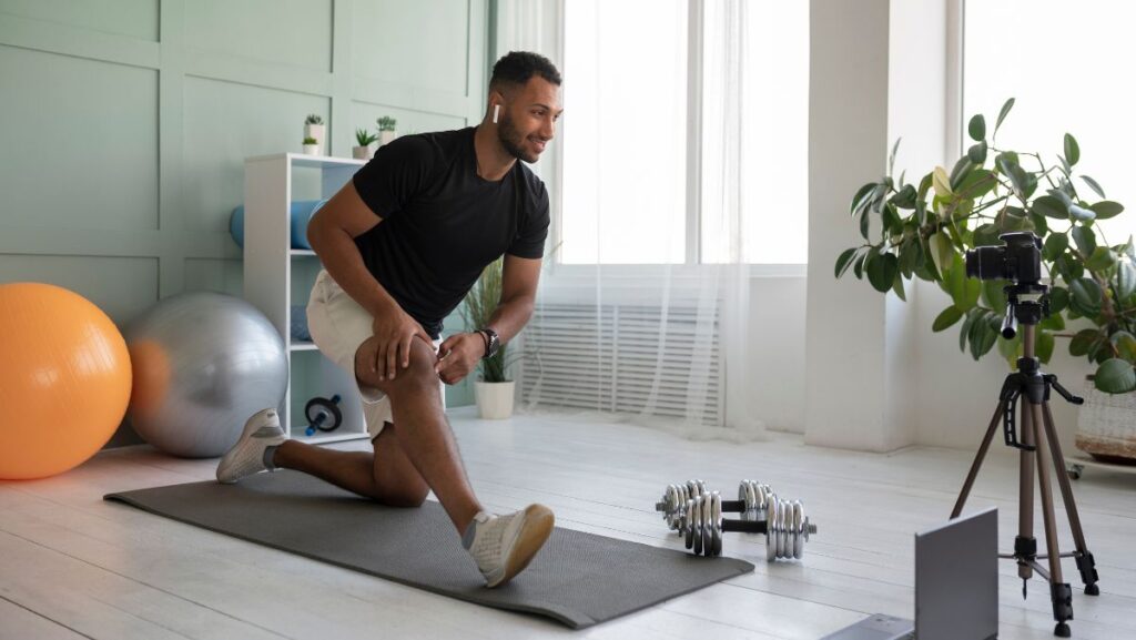 Hombre haciendo ejercicio en casa