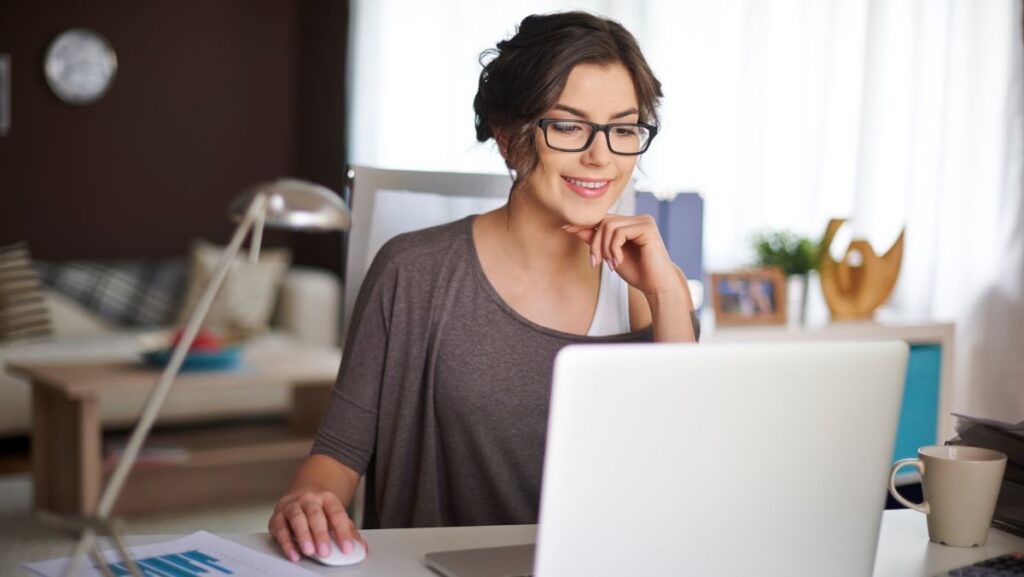 Mujer trabajando en computadora