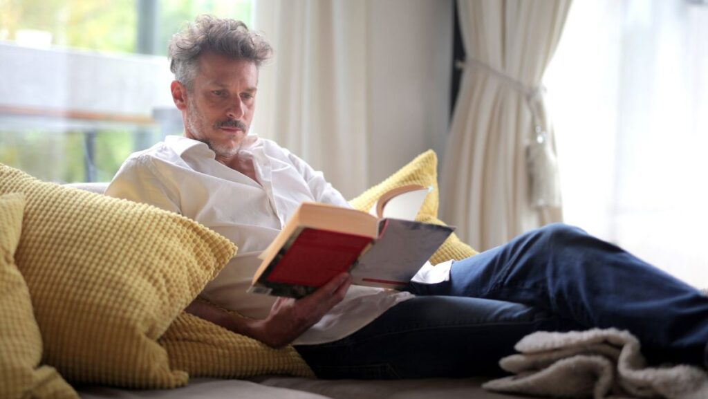 Hombre leyendo libro