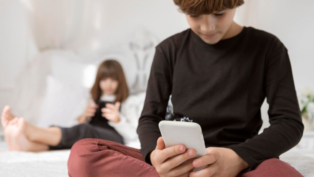 Niños usando celulares