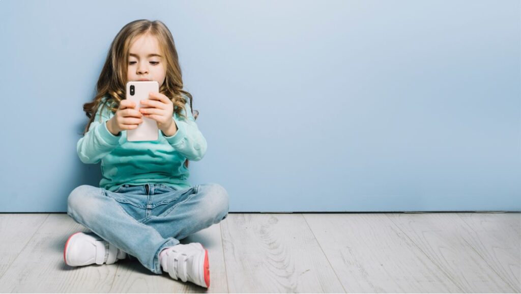 Niños usando celulares