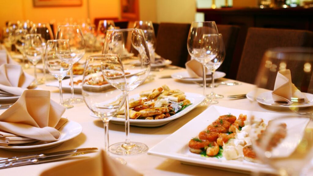 Cena servilla en mesa