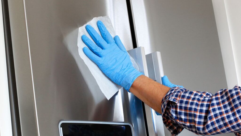 Persona limpiando el refrigerador