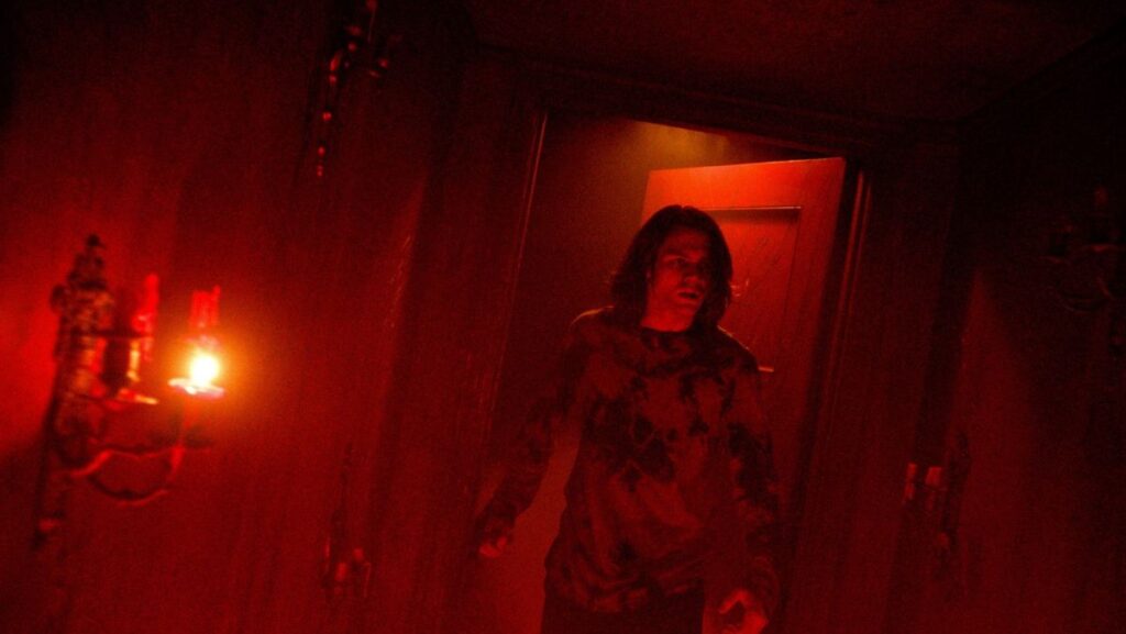Escena de La noche del demonio La puerta roja