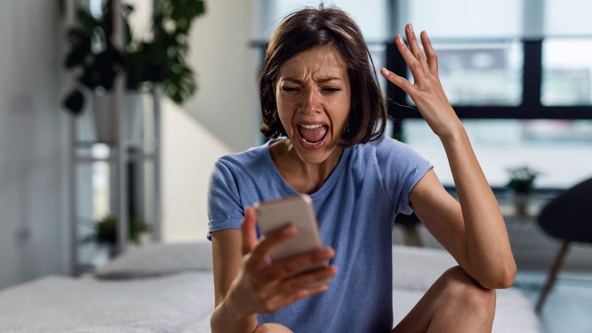 Mujer enojada con celular