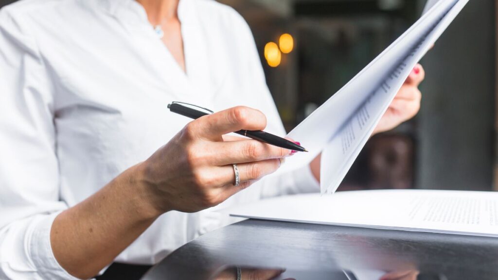 Mujer revisando documentos