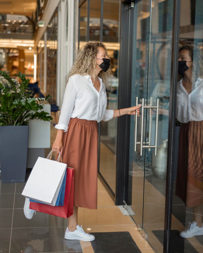 Mujer interesada en escaparate