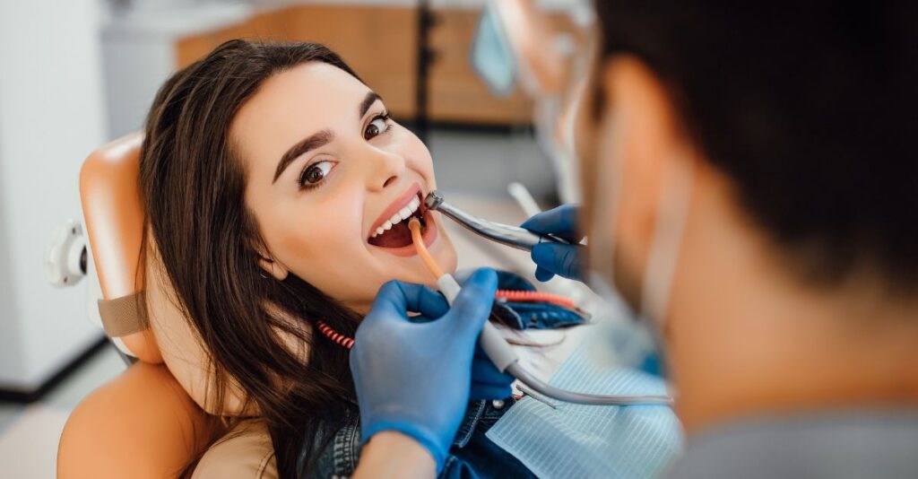 Mujer en el dentista