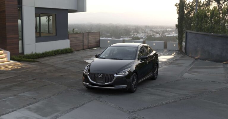 Lee más sobre el artículo Mazda 2 Sedán 2023: Un urbano lleno de estilo, eficiencia y valor ¿Es buen carro?