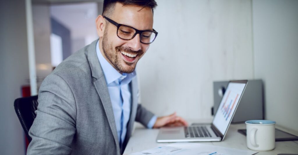 Hombre feliz haciendo contabilidad