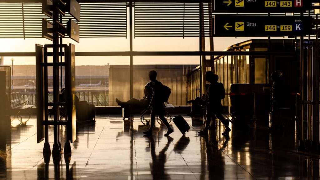 Viajeros en aeropuerto