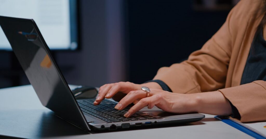 Mujer trabajando en computadora