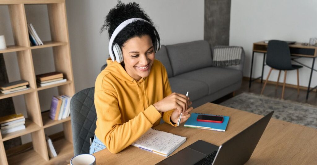 Estudiante en su laptop