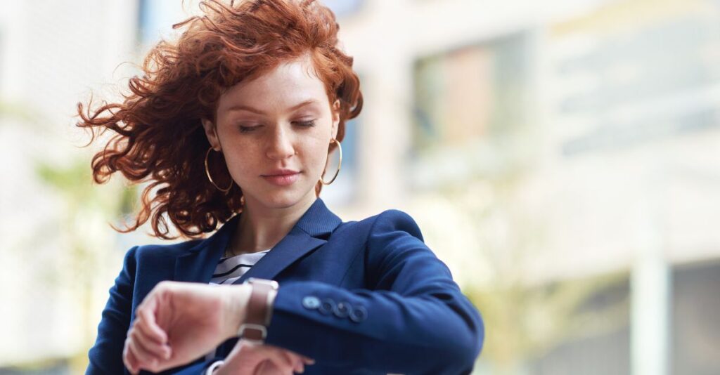 Mujer revisando smartwatch