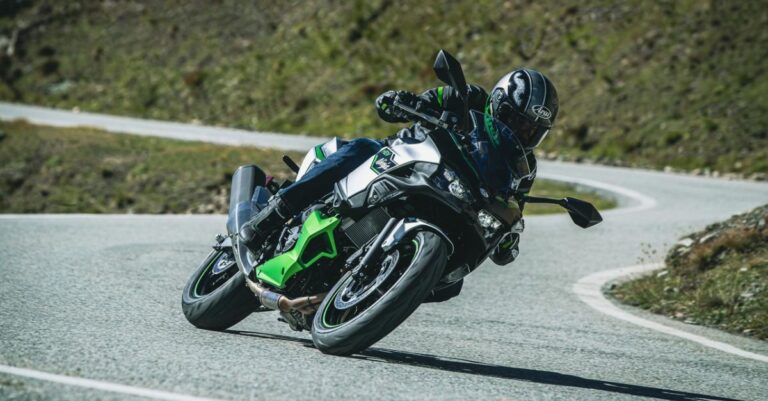 Lee más sobre el artículo Kawasaki Ninja 7 HEV abre la revolución de las motos híbridas ¡Todo sobre ella!