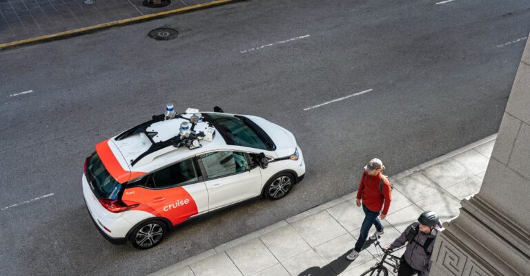 Lee más sobre el artículo Cruise retira 950 coches sin conductor tras atropellar a peatón en San Francisco