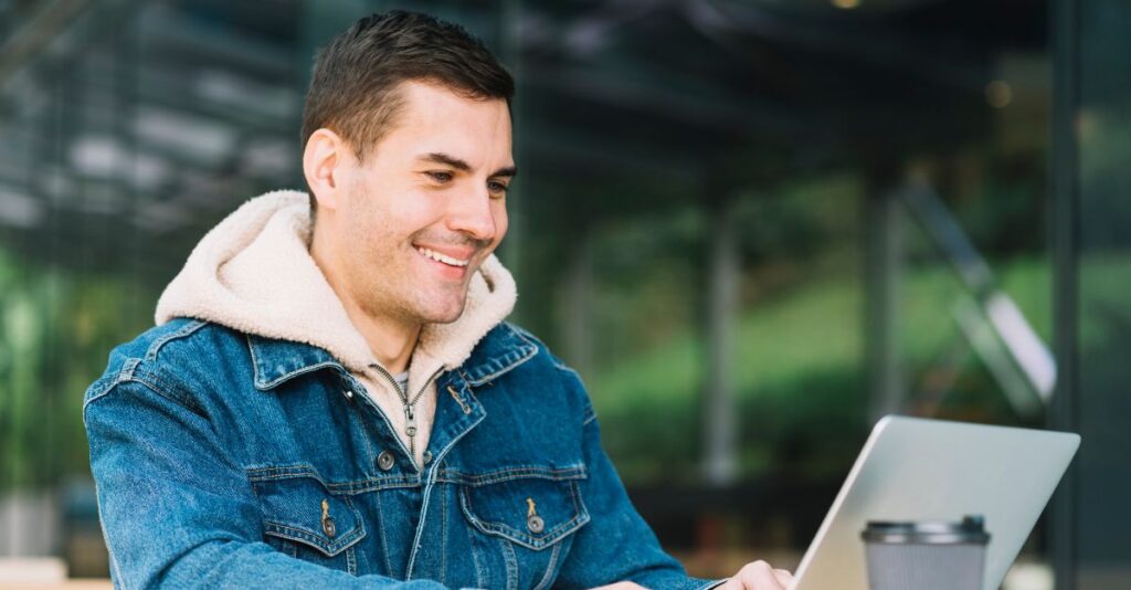 Joven usando computadora