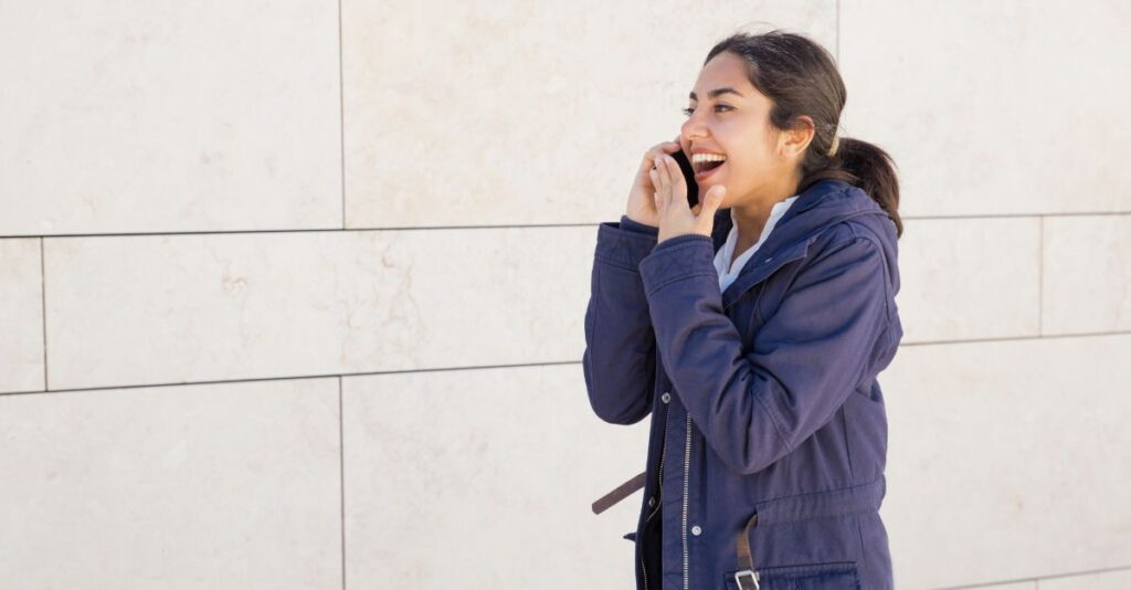 Mujer feliz hablando por celular