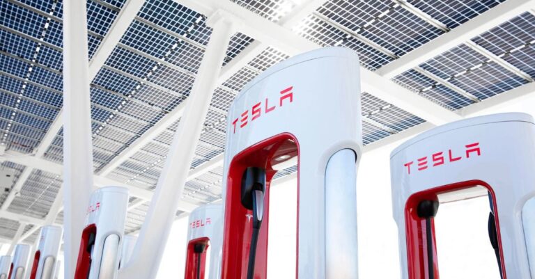 Lee más sobre el artículo Tesla vende cargadores a EG Group para revolucionar la red de carga en Europa